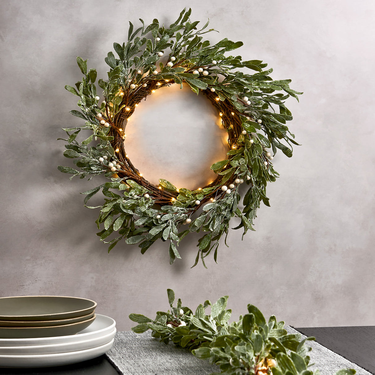 Frosted Mistletoe Wreath with 75 LEDs