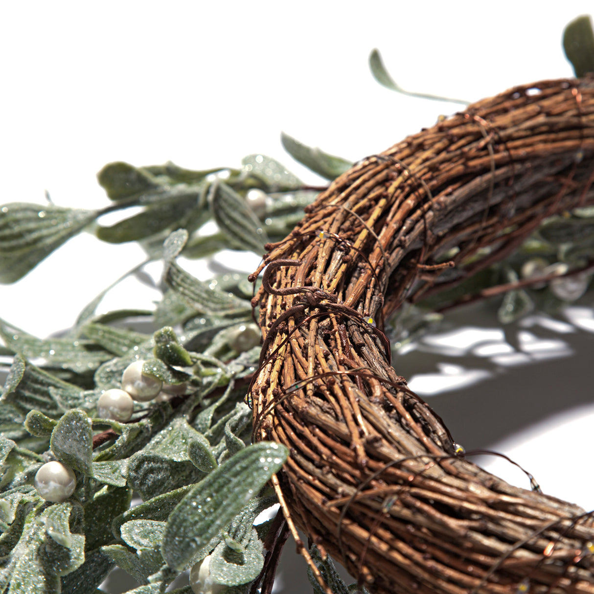 Frosted Mistletoe Wreath with 75 LEDs